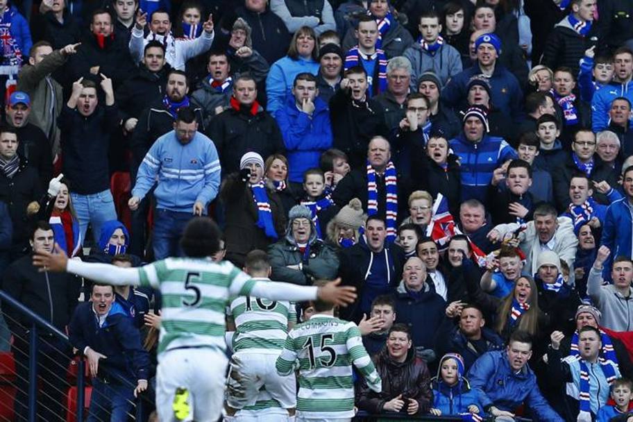 Il Celtic festeggia il vantaggio sotto un settore di tifosi dei Rangers che, a giudicare dalle espressioni e dalla mimica, non sembrano averla presa troppo bene. Action Images